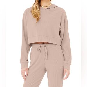 Alo Yoga muse set. Size small in color dusty pink.